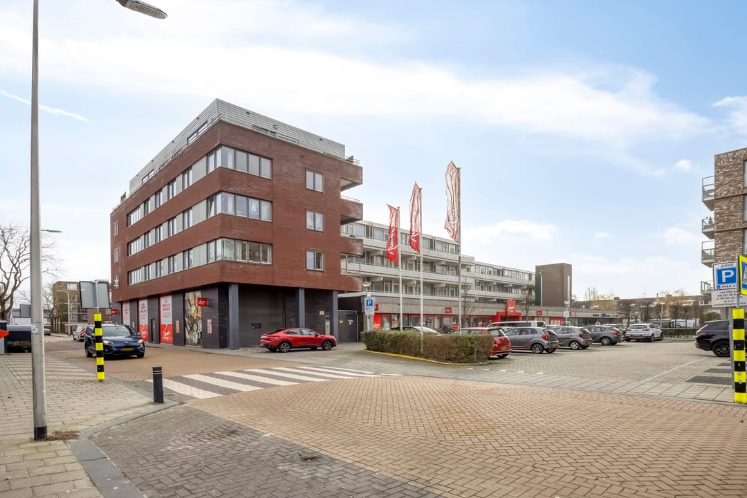 Fully Renovated Studio with Sunny Balcony in Noordwijkerhout — 55