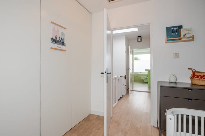 Spacious Double Upper Apartment with Terrace in Historic Voorburg Center — 100