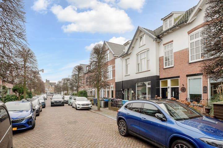 Spacious Double Upper Apartment with Terrace in Historic Voorburg Center — 110