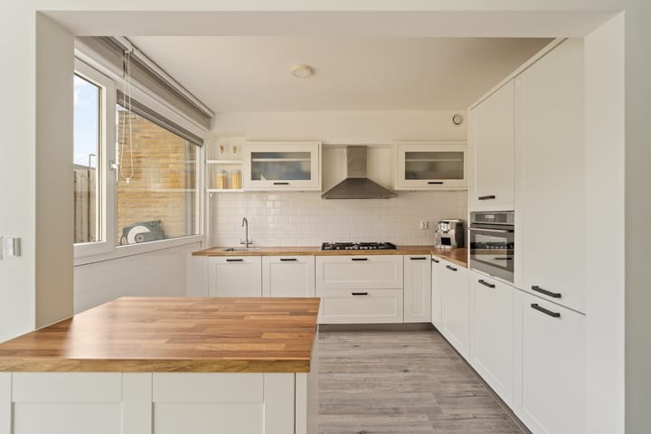 Fully Renovated Family Home with 5 Bedrooms and Energy Label A in Child-Friendly Rotterdam Ommoord — 21