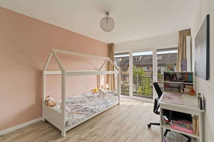 Fully Renovated Family Home with 5 Bedrooms and Energy Label A in Child-Friendly Rotterdam Ommoord — 31