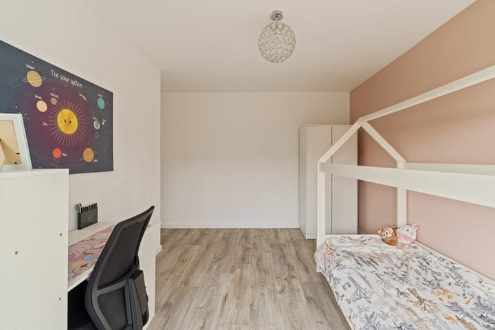 Fully Renovated Family Home with 5 Bedrooms and Energy Label A in Child-Friendly Rotterdam Ommoord — 33