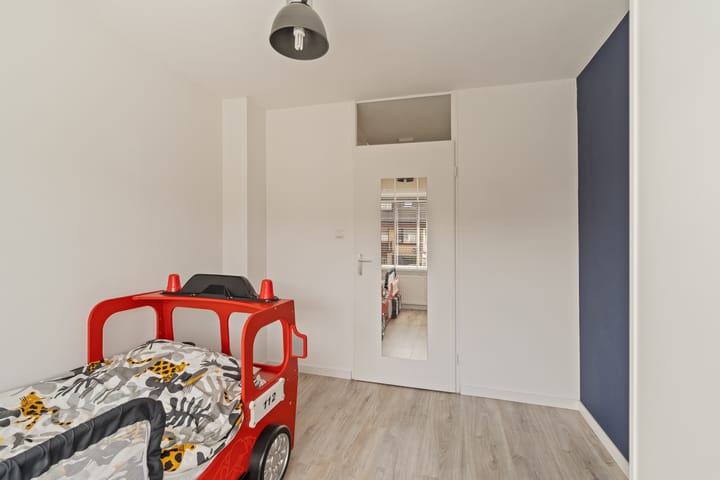 Fully Renovated Family Home with 5 Bedrooms and Energy Label A in Child-Friendly Rotterdam Ommoord — 37
