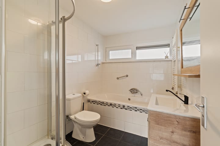 Fully Renovated Family Home with 5 Bedrooms and Energy Label A in Child-Friendly Rotterdam Ommoord — 39