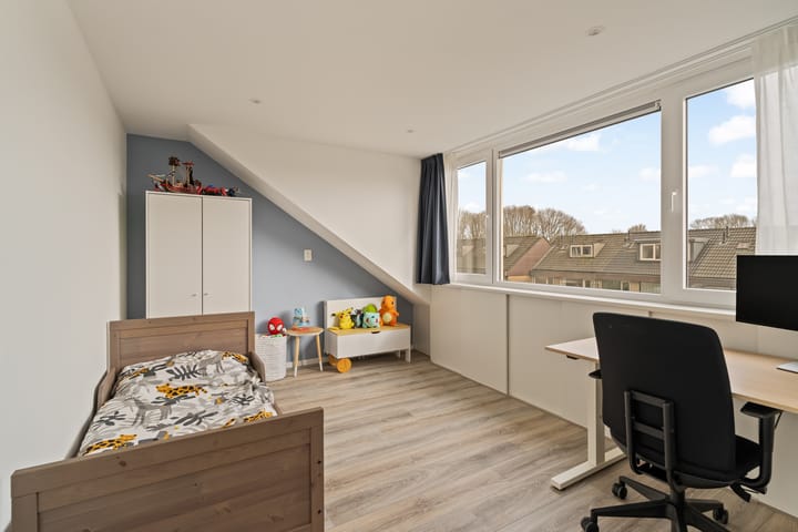 Fully Renovated Family Home with 5 Bedrooms and Energy Label A in Child-Friendly Rotterdam Ommoord — 43