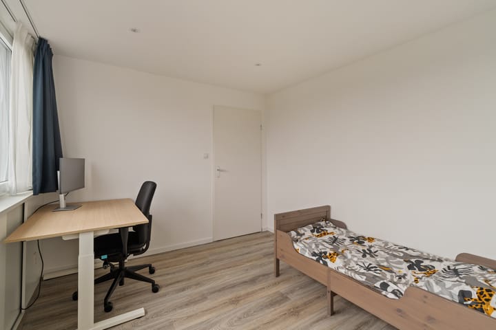 Fully Renovated Family Home with 5 Bedrooms and Energy Label A in Child-Friendly Rotterdam Ommoord — 45