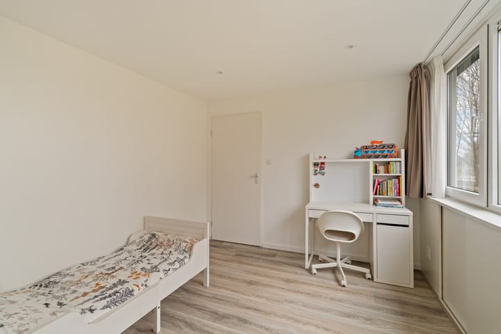 Fully Renovated Family Home with 5 Bedrooms and Energy Label A in Child-Friendly Rotterdam Ommoord — 49