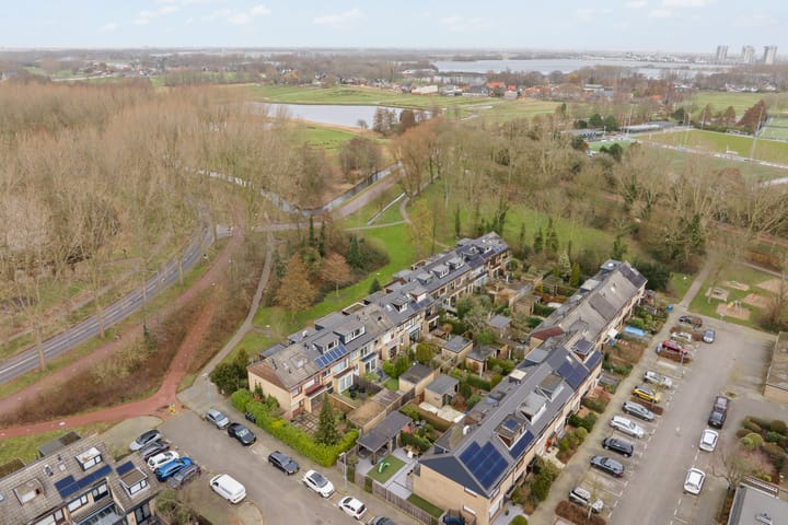 Fully Renovated Family Home with 5 Bedrooms and Energy Label A in Child-Friendly Rotterdam Ommoord — 61
