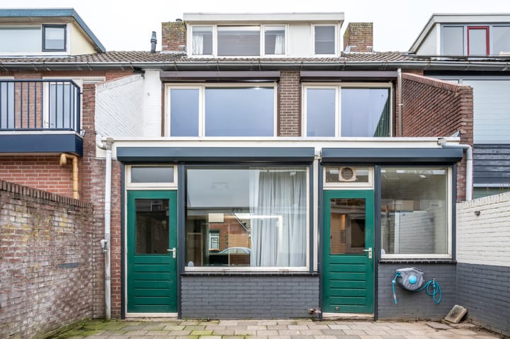 Spacious family home with 5 bedrooms in peaceful Ewijk — 69