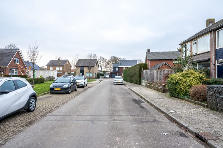 Spacious family home with 5 bedrooms in peaceful Ewijk — 71