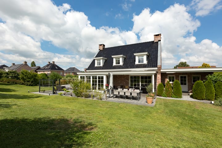 Exclusive Detached Villa in Green Landscape Near Rotterdam — 76