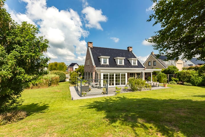 Exclusive Detached Villa in Green Landscape Near Rotterdam — 78