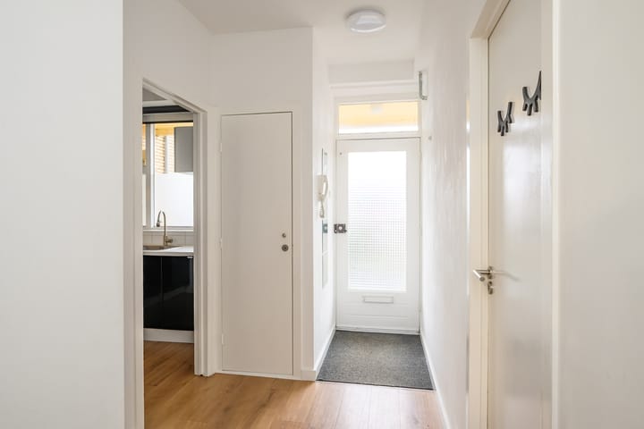 Light and Spacious 3-Room Apartment with Lift in Van Riebeeckkwartier — 19