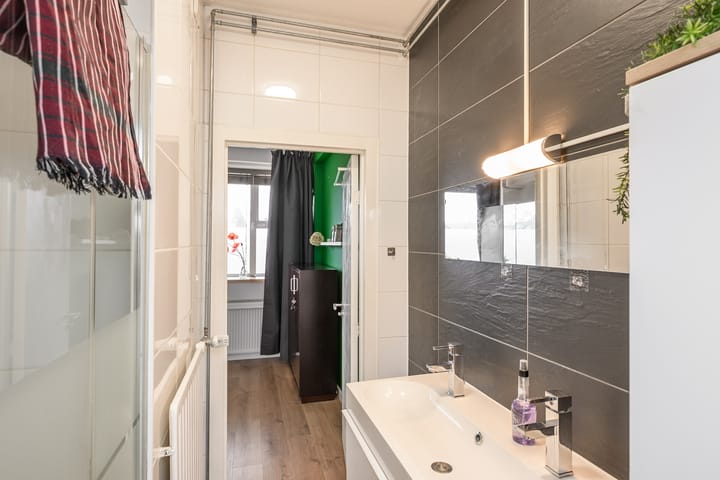 Light and Spacious 3-Room Apartment with Lift in Van Riebeeckkwartier — 35