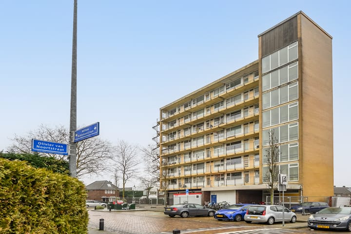 Light and Spacious 3-Room Apartment with Lift in Van Riebeeckkwartier — 41