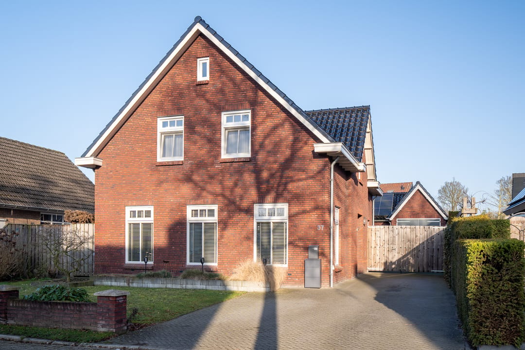 Luxurious Energy-Efficient Detached Home with Premium Finishes — 84