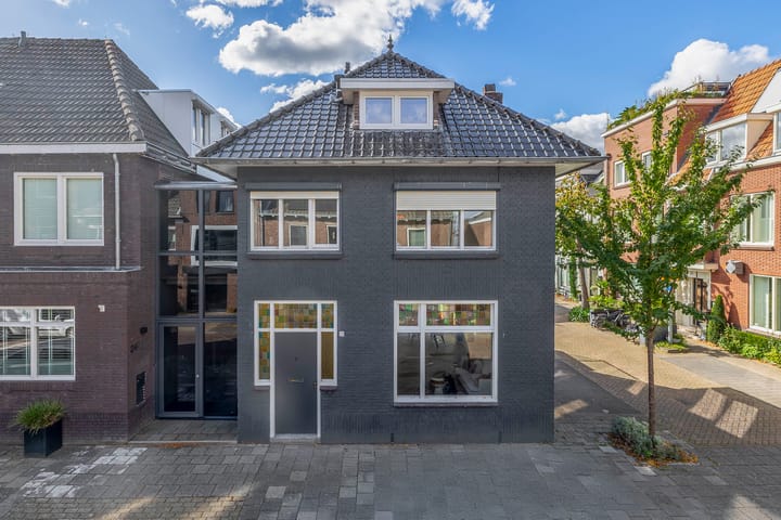 Fully Renovated Characteristic Detached Home in Sought-After Schrijversbuurt — 12