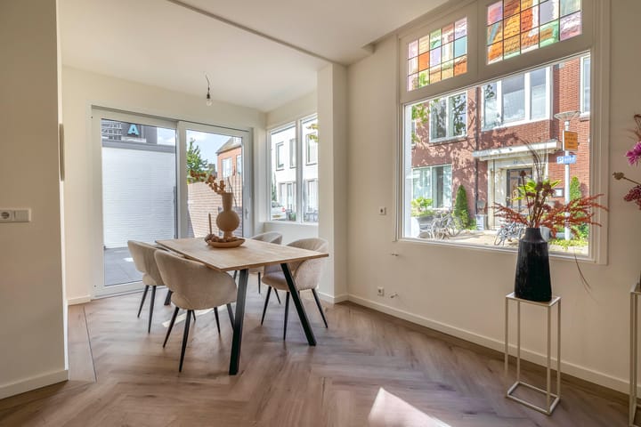 Fully Renovated Characteristic Detached Home in Sought-After Schrijversbuurt — 30