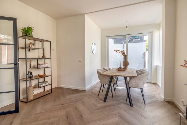 Fully Renovated Characteristic Detached Home in Sought-After Schrijversbuurt — 34