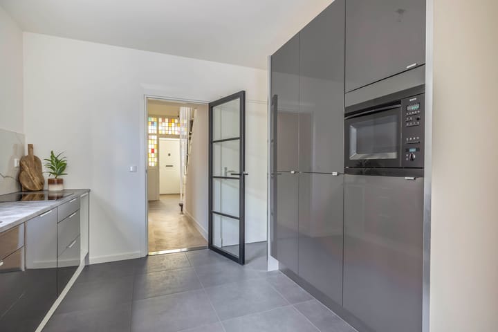Fully Renovated Characteristic Detached Home in Sought-After Schrijversbuurt — 38