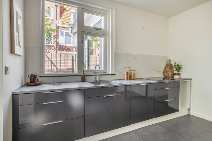 Fully Renovated Characteristic Detached Home in Sought-After Schrijversbuurt — 40