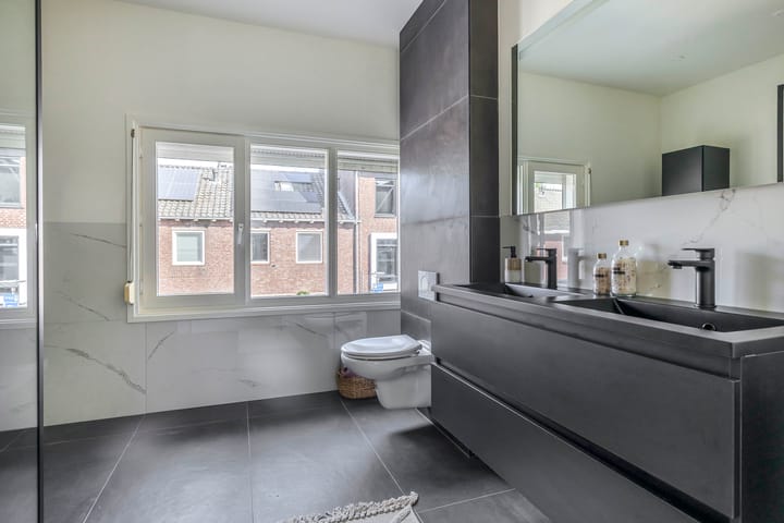Fully Renovated Characteristic Detached Home in Sought-After Schrijversbuurt — 52