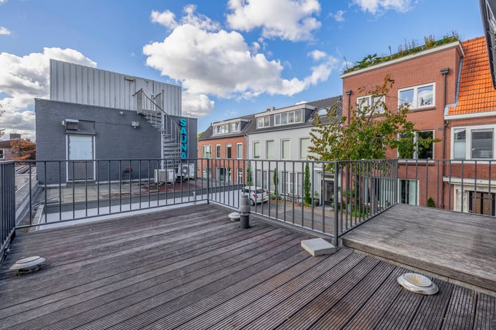 Fully Renovated Characteristic Detached Home in Sought-After Schrijversbuurt — 62