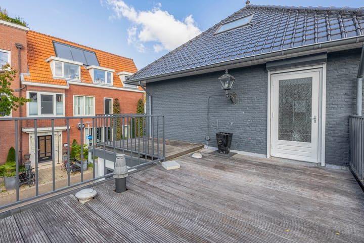 Fully Renovated Characteristic Detached Home in Sought-After Schrijversbuurt — 64