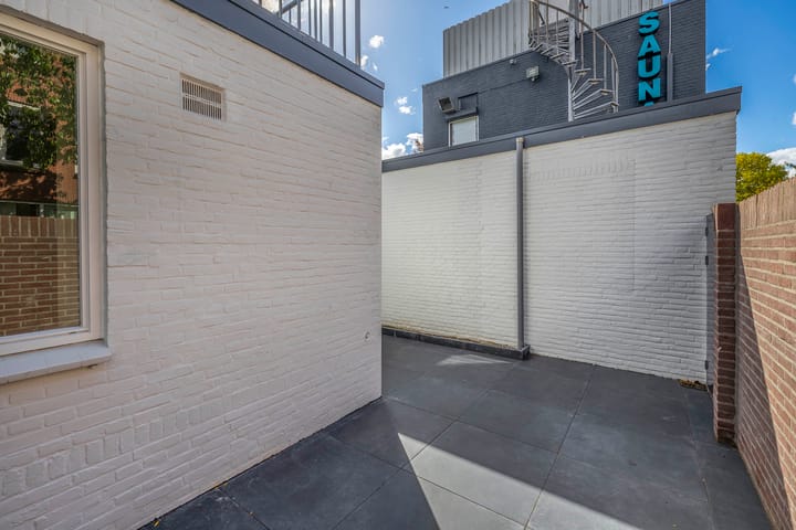 Fully Renovated Characteristic Detached Home in Sought-After Schrijversbuurt — 70