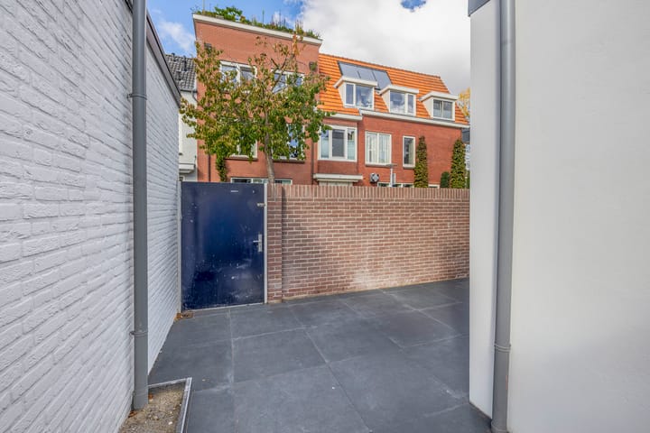 Fully Renovated Characteristic Detached Home in Sought-After Schrijversbuurt — 72