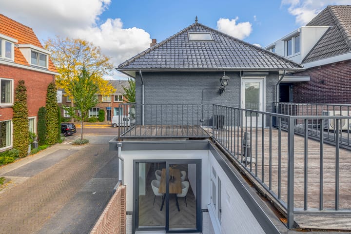 Fully Renovated Characteristic Detached Home in Sought-After Schrijversbuurt — 74