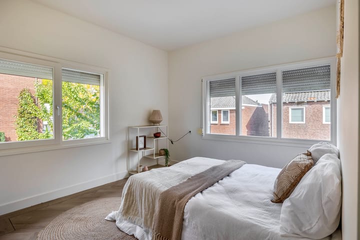 Fully Renovated Characteristic Detached Home in Sought-After Schrijversbuurt — 46