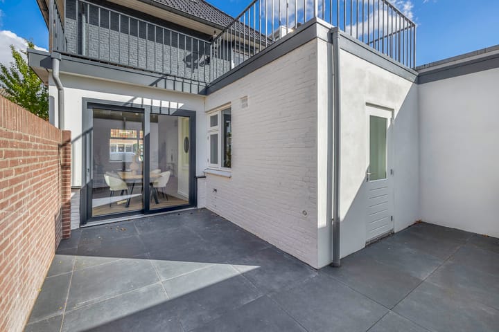 Fully Renovated Characteristic Detached Home in Sought-After Schrijversbuurt — 68
