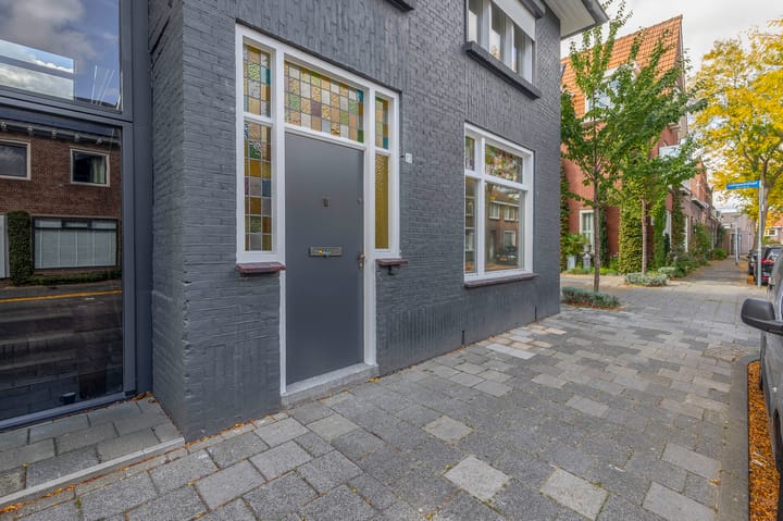 Fully Renovated Characteristic Detached Home in Sought-After Schrijversbuurt — 16
