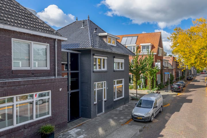 Fully Renovated Characteristic Detached Home in Sought-After Schrijversbuurt — 14