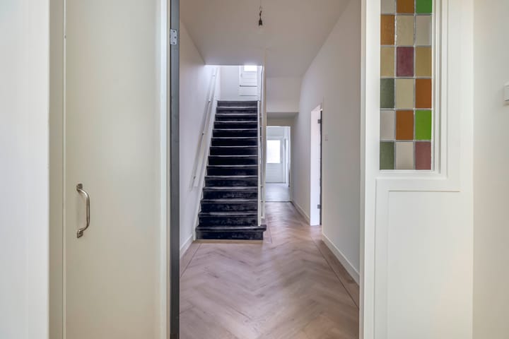 Fully Renovated Characteristic Detached Home in Sought-After Schrijversbuurt — 18