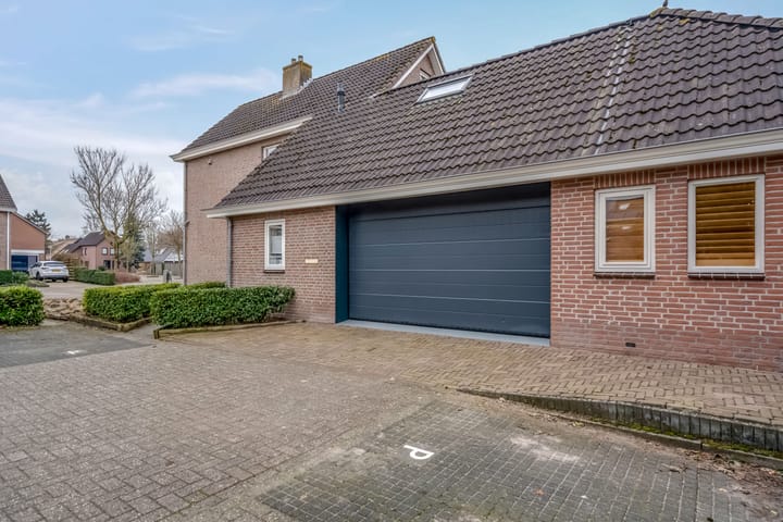 Spacious Detached Home with Double Living Potential in Staphorst-Zuid — 86