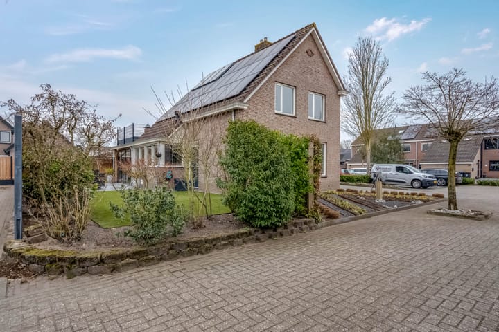 Spacious Detached Home with Double Living Potential in Staphorst-Zuid — 94