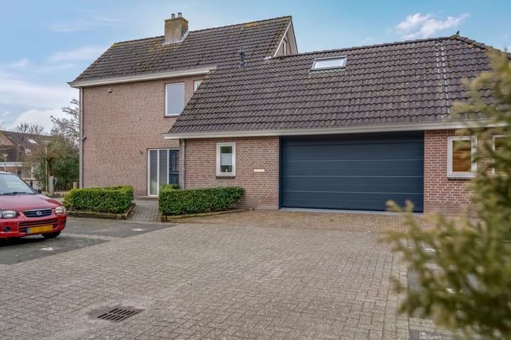 Spacious Detached Home with Double Living Potential in Staphorst-Zuid — 88