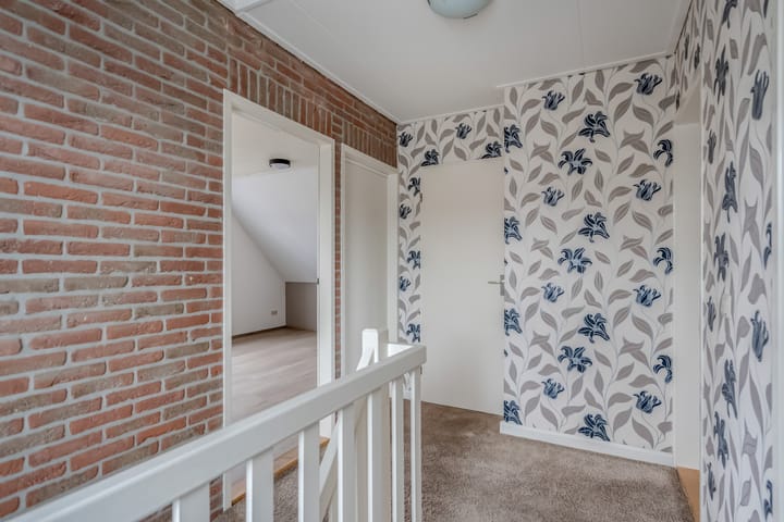 Spacious Detached Home with Double Living Potential in Staphorst-Zuid — 100