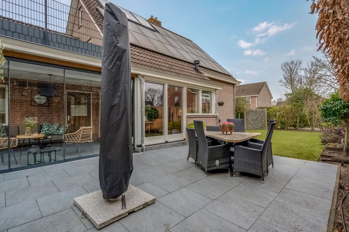 Spacious Detached Home with Double Living Potential in Staphorst-Zuid — 84