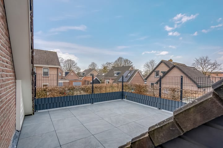 Spacious Detached Home with Double Living Potential in Staphorst-Zuid — 120