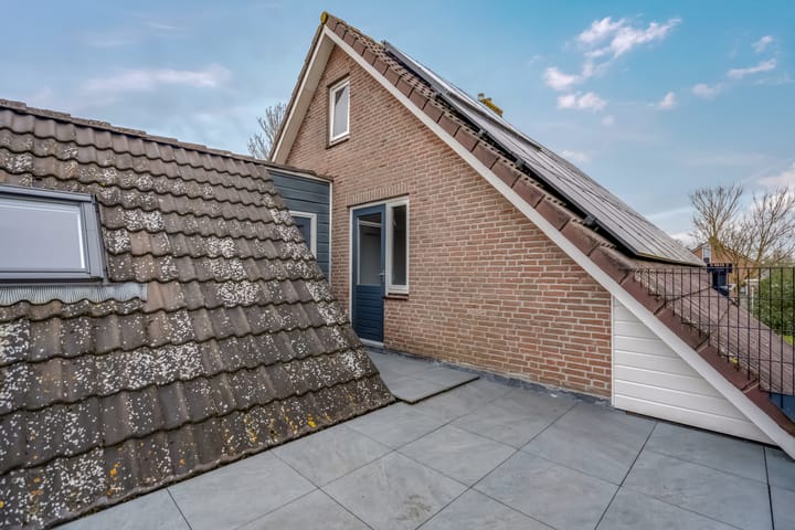 Spacious Detached Home with Double Living Potential in Staphorst-Zuid — 122