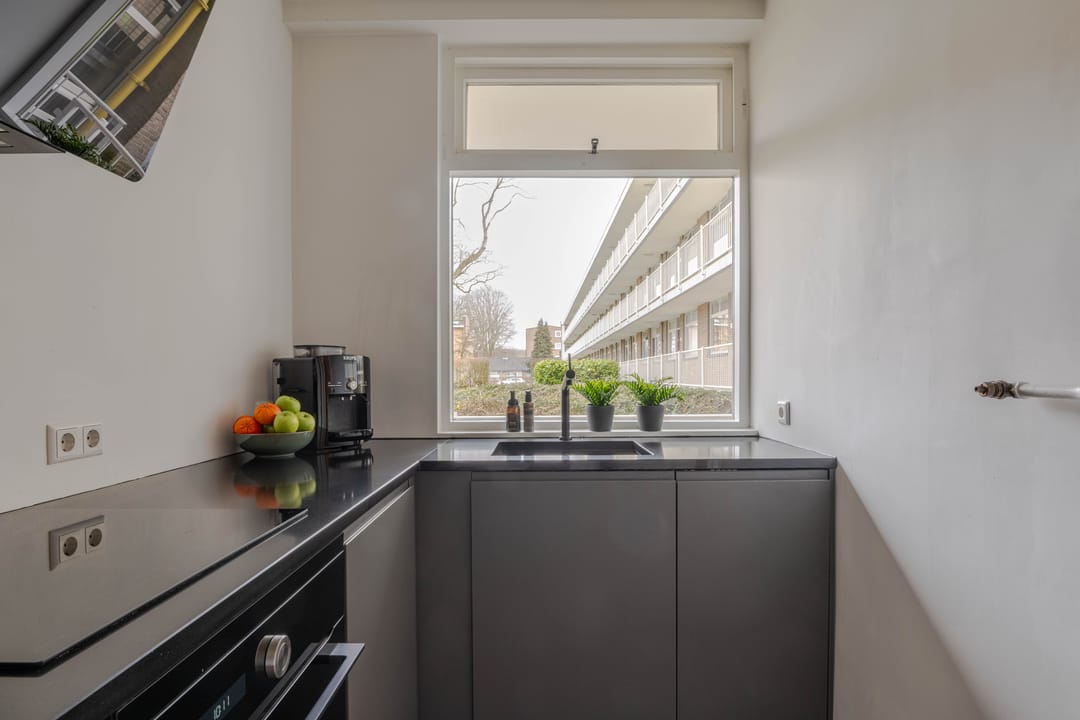 Renovated 3-Room Apartment with Balcony in Rotterdam Pendrecht — 14