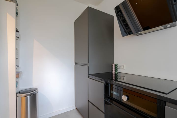 Renovated 3-Room Apartment with Balcony in Rotterdam Pendrecht — 15