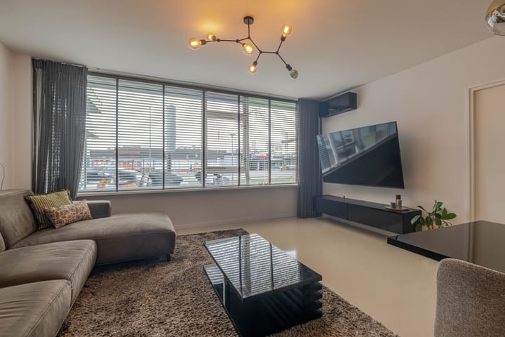 Renovated 3-Room Apartment with Balcony in Rotterdam Pendrecht — 25