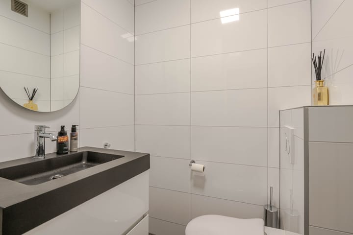 Renovated 3-Room Apartment with Balcony in Rotterdam Pendrecht — 31