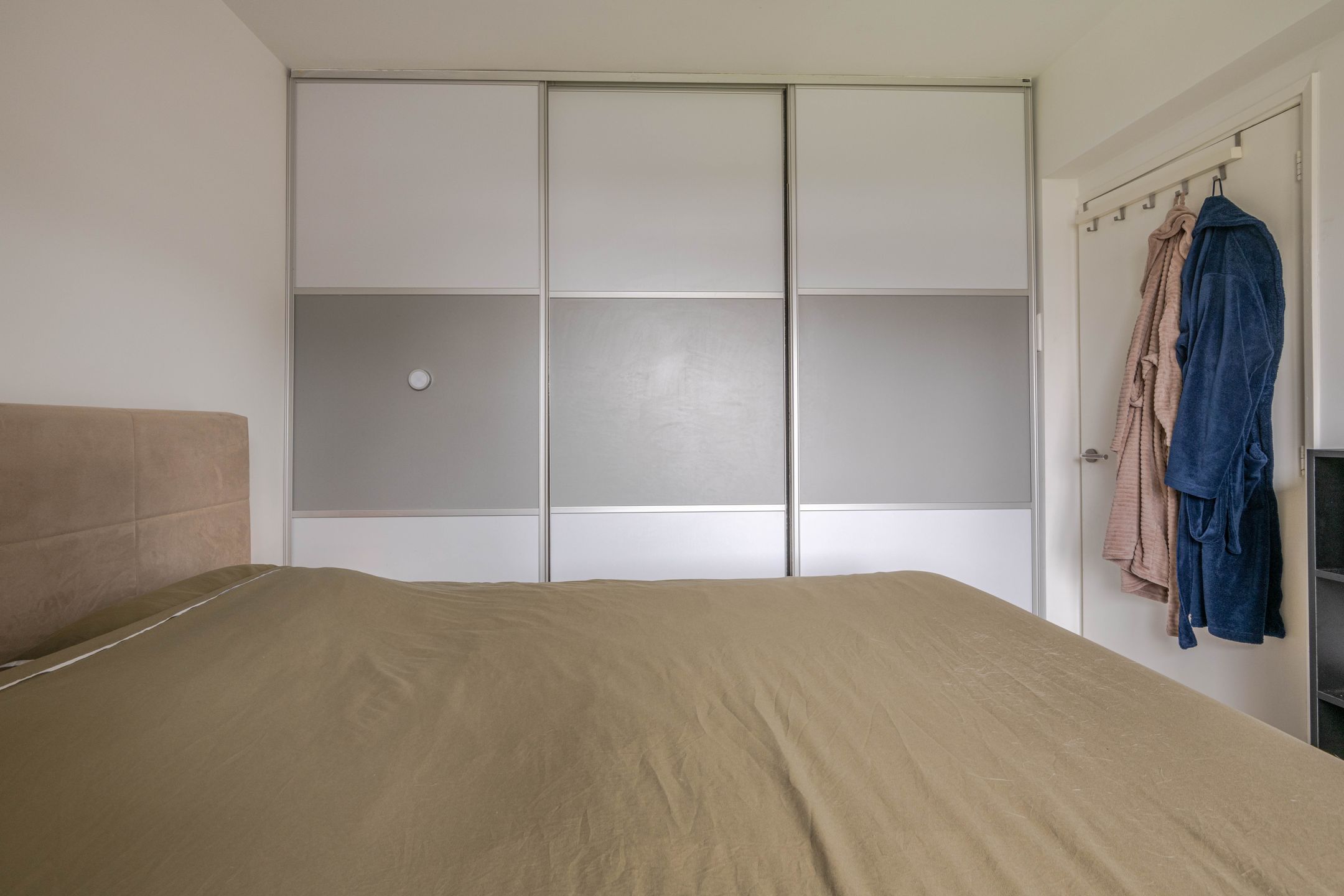 Renovated 3-Room Apartment with Balcony in Rotterdam Pendrecht — 36