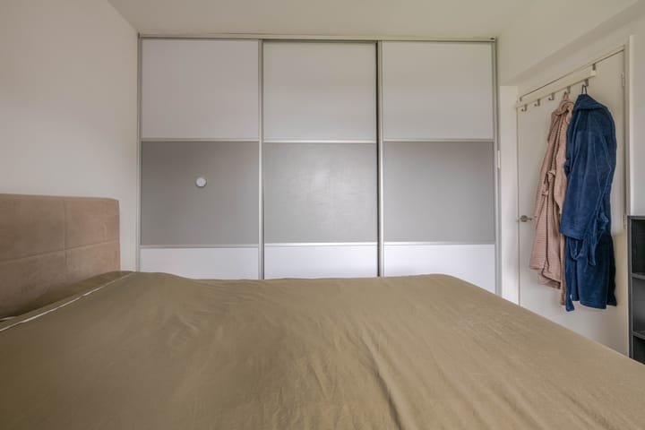 Renovated 3-Room Apartment with Balcony in Rotterdam Pendrecht — 35