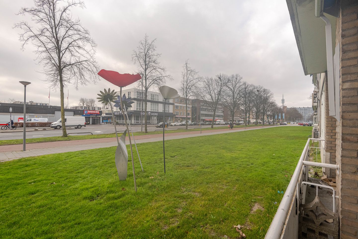 Renovated 3-Room Apartment with Balcony in Rotterdam Pendrecht — 38